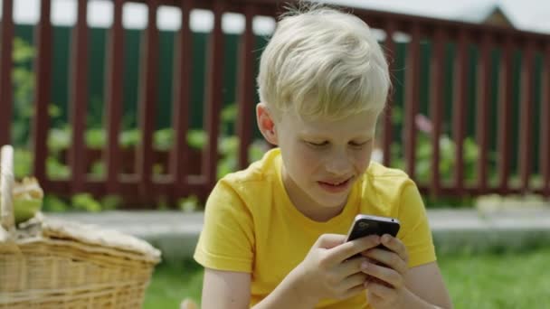 Αγόρι πληκτρολόγηση στο τηλέφωνό — Αρχείο Βίντεο