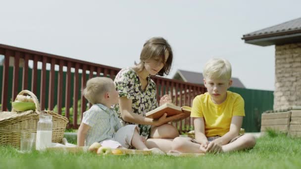 Lectura a los niños — Vídeo de stock