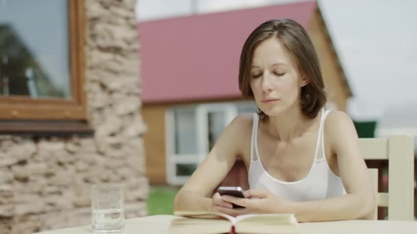 Mujer escribiendo en el teléfono — Vídeos de Stock