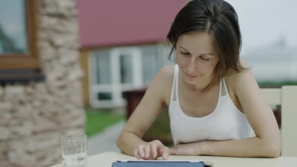 Žena užívající tablet — Stock video