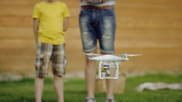 Padre con hijo viendo vuelo quadrocopter drone — Vídeo de stock