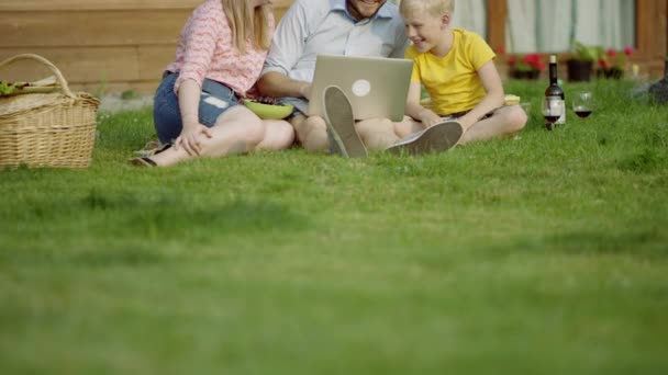 Veel plezier met chatten op een laptop — Stockvideo