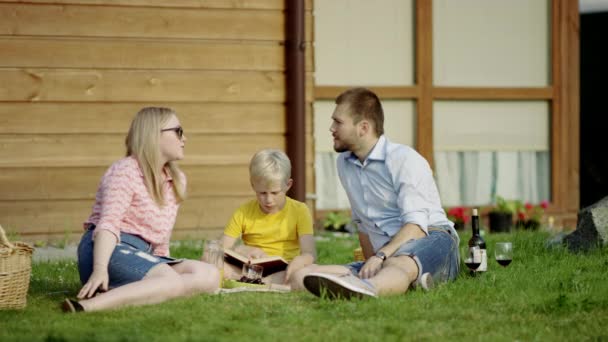 Chłopiec czyta książkę. — Wideo stockowe