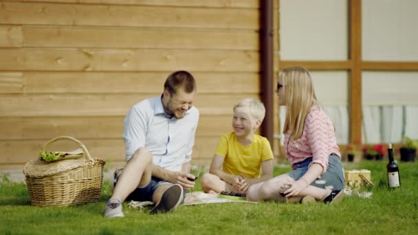 Tiempo feliz en un picnic — Vídeos de Stock