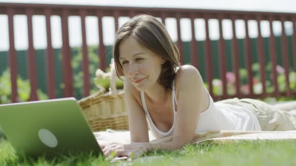 Frau tippt auf Laptop — Stockvideo