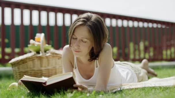 Mujer leyendo un libro — Vídeos de Stock