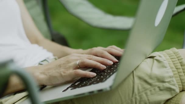 Frau tippt mit der Hand — Stockvideo