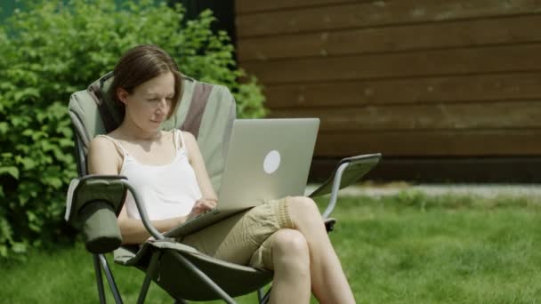 Vrouw met laptop buiten — Stockvideo