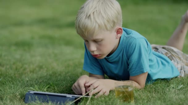 Jongen met behulp van de tablet ipad — Stockvideo