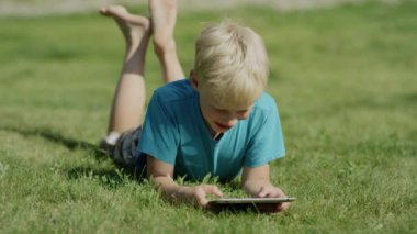 Çocuk kullanarak Tablet ipad