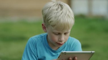 Çocuk kullanarak Tablet ipad