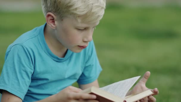 Niño leyendo un libro — Vídeo de stock