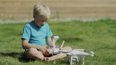 Modern montaj çocuk yeşil çim çim robot. Pervaneleri üzerinde koyarak
