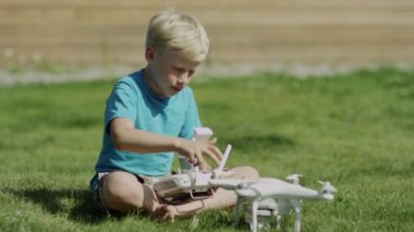 Modern montaj çocuk yeşil çim çim robot. Pervaneleri üzerinde koyarak