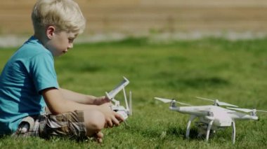Modern montaj çocuk yeşil çim çim robot. Pervaneleri üzerinde koyarak