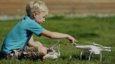 Modern montaj çocuk yeşil çim çim robot. Pervaneleri üzerinde koyarak