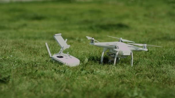 Quadrocopter standing on the grass. green background. summer — Stock Video