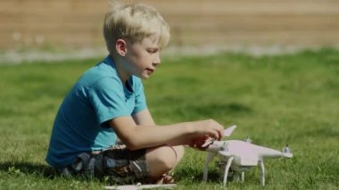 Modern montaj çocuk yeşil çim çim robot. Pervaneleri üzerinde koyarak