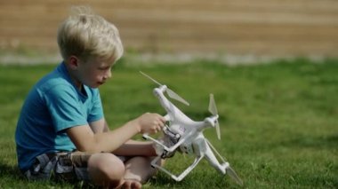 Modern montaj çocuk yeşil çim çim robot. Pervaneleri üzerinde koyarak