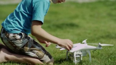 Modern montaj çocuk yeşil çim çim robot. Pervaneleri üzerinde koyarak