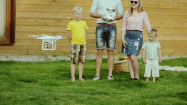 Familie met Quadcopter Drone — Stockvideo