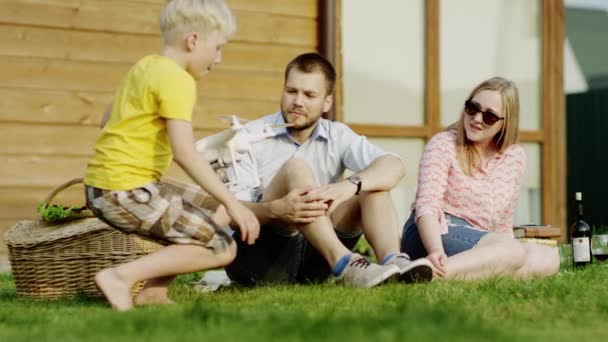 Familj picknick med quadrocopter — Stockvideo