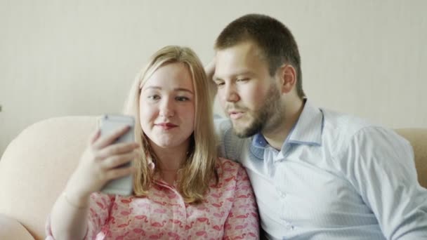 Jovem casal falando no Skype — Vídeo de Stock