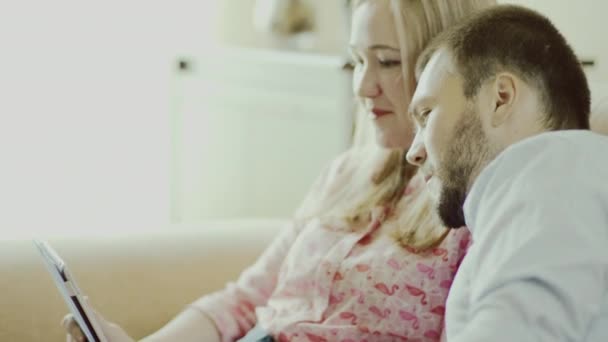 Jeune couple parlant sur Skype — Video