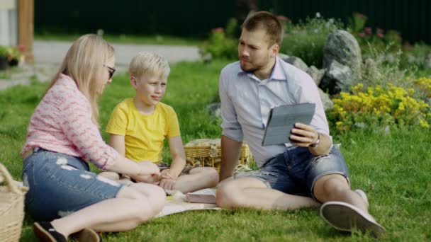 Familia de chat de vídeo en el picnic — Vídeos de Stock