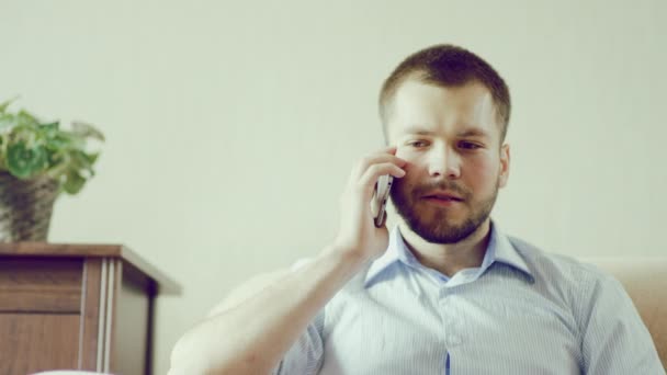 Muž mluví po telefonu — Stock video