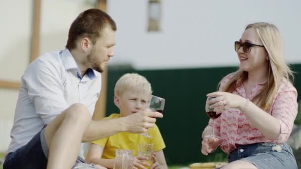 Glückliches Familienpicknick — Stockvideo