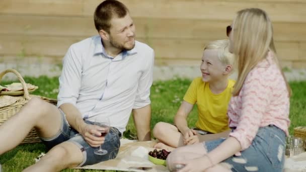 Lyckliga familjen ha roligt — Stockvideo