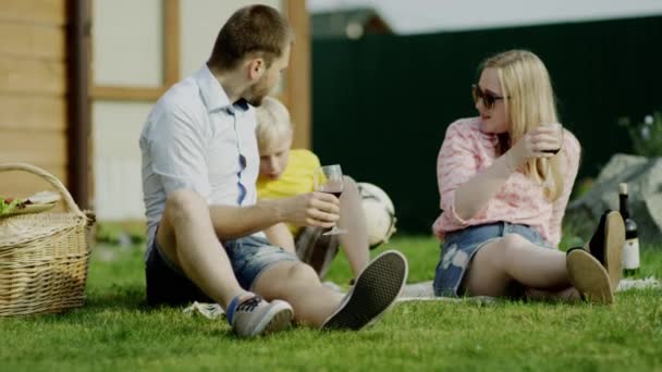 Ensoleillé journée d'été en famille — Video