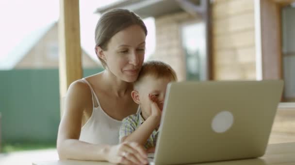 Mãe e filho vídeo bate-papo — Vídeo de Stock