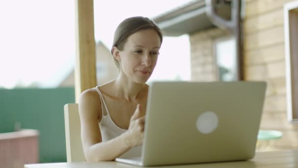 Kobieta wideokonferencji na laptopie — Wideo stockowe