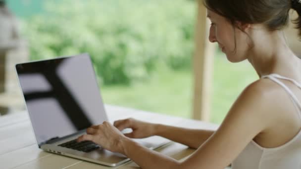 Frau tippt auf Laptop — Stockvideo