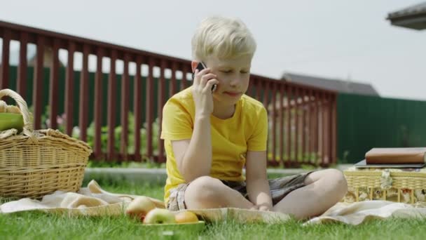 Boy talking on a smartphone — Stock Video