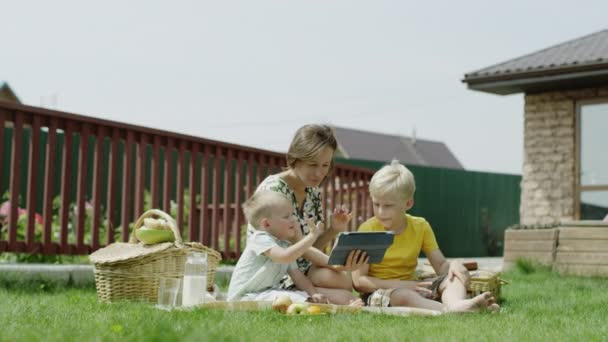 Video chatting in a garden — Stock Video