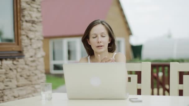 Mujer vídeo chat al aire libre — Vídeos de Stock