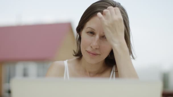 Mujer usando un portátil — Vídeo de stock