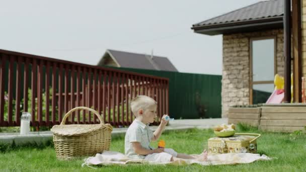Μικρό αγόρι φυσώντας φυσαλίδες — Αρχείο Βίντεο