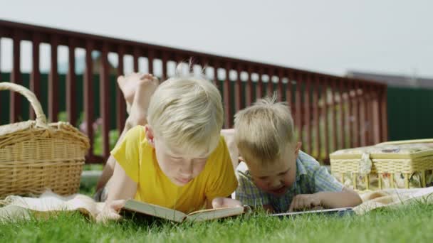 Pojkar läser en bok — Stockvideo