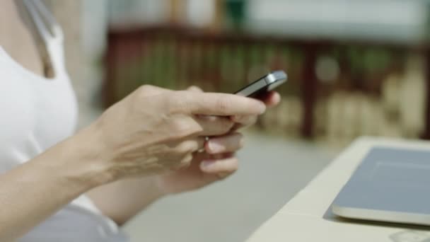 Mujer joven escribiendo texto SMS con sus amigos usando Line, red social y trabajando en una computadora portátil — Vídeos de Stock