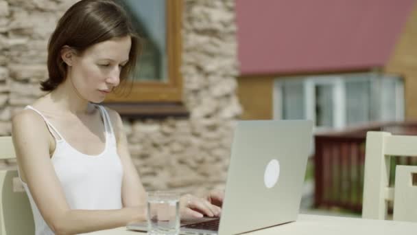 Bir dizüstü bilgisayarda chat yapan kadın — Stok video