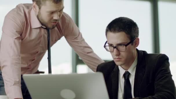 Annoying colleague and office worker — Stock Video