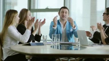 iş takım başarı sevinirler ve alkışlıyorum