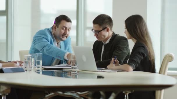 Hombre de negocios enojado grita a su equipo — Vídeo de stock