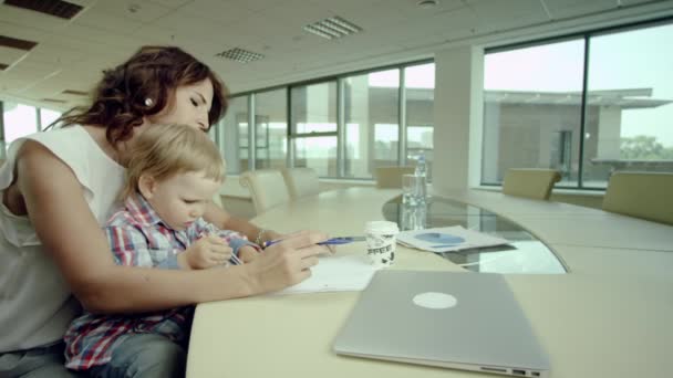 Occupato madre cercando di lavorare — Video Stock