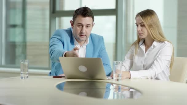 Chefe gritando com empregado — Vídeo de Stock