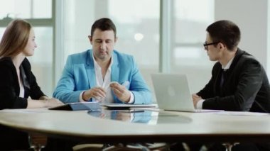 gülümseyen patron para vermek